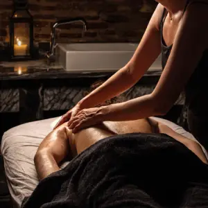 Uma terapeuta efectua uma massagem de relaxamento a uma cliente no In Acqua Veritas Spa, num ambiente exclusivo e confortável em Évora.
